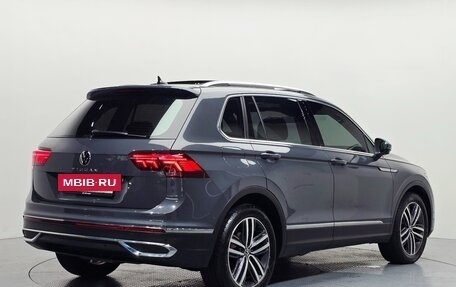 Volkswagen Tiguan II, 2023 год, 2 500 000 рублей, 2 фотография