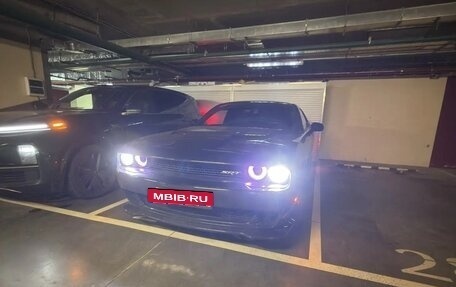 Dodge Challenger III рестайлинг 2, 2022 год, 4 100 000 рублей, 5 фотография