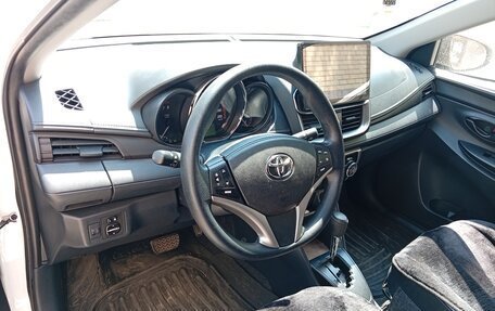 Toyota Yaris XP150 рестайлинг, 2021 год, 1 670 000 рублей, 16 фотография
