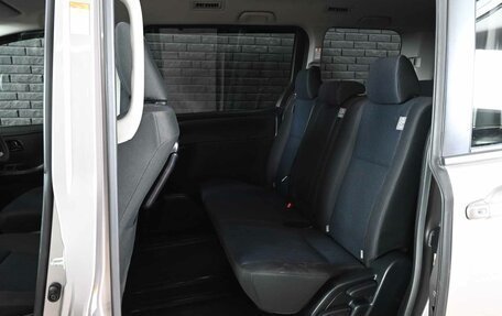 Toyota Noah III, 2018 год, 1 900 000 рублей, 11 фотография