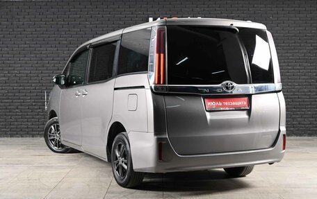 Toyota Noah III, 2018 год, 1 900 000 рублей, 6 фотография