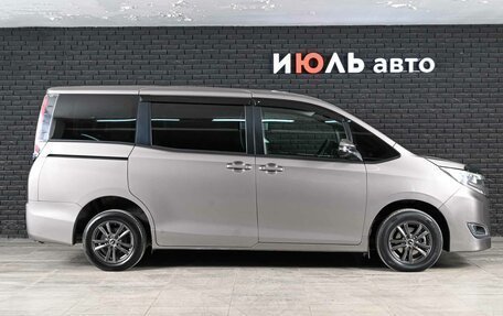 Toyota Noah III, 2018 год, 1 900 000 рублей, 8 фотография