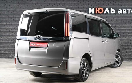 Toyota Noah III, 2018 год, 1 900 000 рублей, 4 фотография