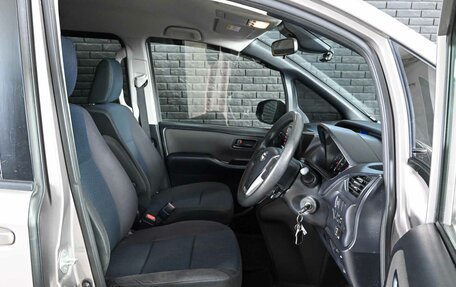 Toyota Noah III, 2018 год, 1 900 000 рублей, 14 фотография