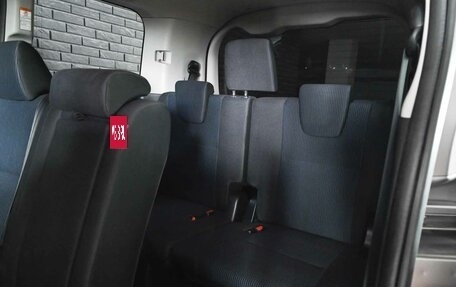Toyota Noah III, 2018 год, 1 900 000 рублей, 12 фотография