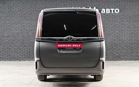 Toyota Noah III, 2018 год, 1 900 000 рублей, 5 фотография