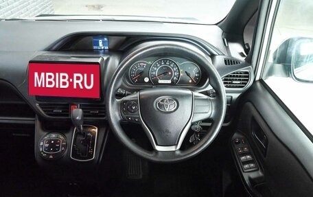 Toyota Noah III, 2018 год, 1 900 000 рублей, 13 фотография