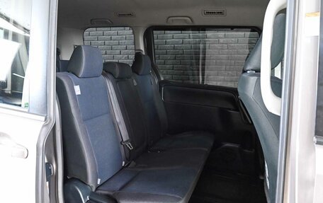 Toyota Noah III, 2018 год, 1 900 000 рублей, 15 фотография