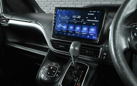 Toyota Noah III, 2018 год, 1 900 000 рублей, 18 фотография