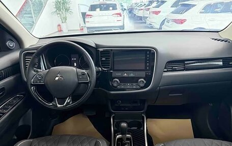 Mitsubishi Outlander III рестайлинг 3, 2022 год, 2 036 000 рублей, 7 фотография