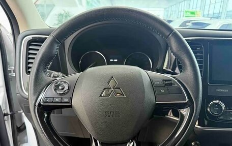 Mitsubishi Outlander III рестайлинг 3, 2022 год, 2 036 000 рублей, 11 фотография
