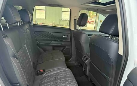 Mitsubishi Outlander III рестайлинг 3, 2022 год, 2 036 000 рублей, 10 фотография