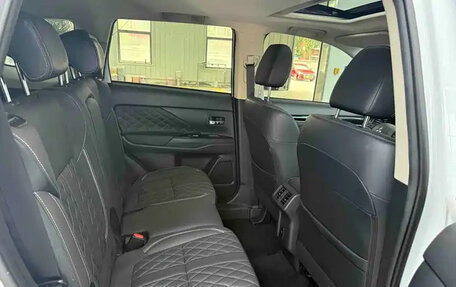 Mitsubishi Outlander III рестайлинг 3, 2022 год, 2 036 000 рублей, 8 фотография