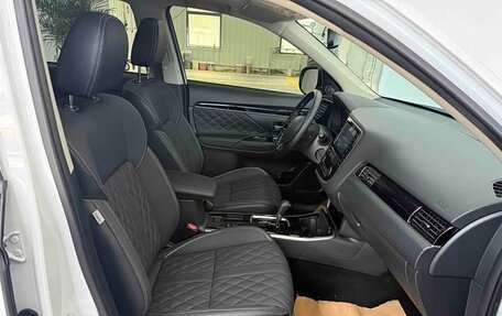 Mitsubishi Outlander III рестайлинг 3, 2022 год, 2 036 000 рублей, 9 фотография