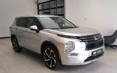 Mitsubishi Outlander, 2022 год, 3 890 000 рублей, 3 фотография