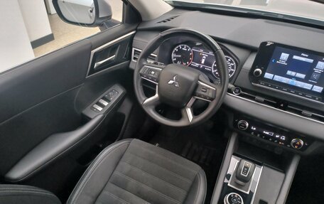 Mitsubishi Outlander, 2022 год, 3 890 000 рублей, 20 фотография