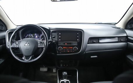 Mitsubishi Outlander III рестайлинг 3, 2020 год, 2 190 000 рублей, 15 фотография