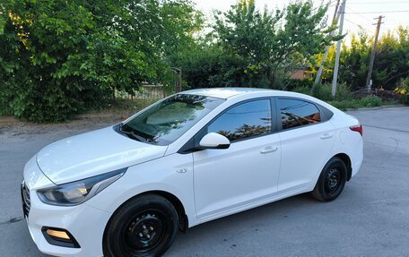 Hyundai Solaris II рестайлинг, 2017 год, 1 000 000 рублей, 2 фотография