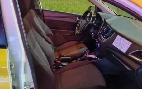 Hyundai Solaris II рестайлинг, 2018 год, 900 000 рублей, 7 фотография