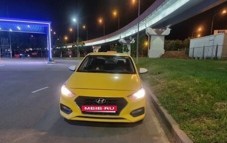 Hyundai Solaris II рестайлинг, 2018 год, 900 000 рублей, 2 фотография