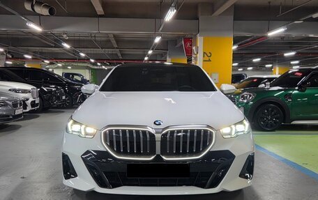 BMW 5 серия, 2024 год, 6 320 000 рублей, 2 фотография