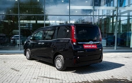 Toyota Esquire I, 2015 год, 1 700 000 рублей, 6 фотография