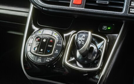 Toyota Esquire I, 2015 год, 1 700 000 рублей, 22 фотография