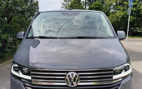 Volkswagen Multivan T6 рестайлинг, 2022 год, 5 890 000 рублей, 2 фотография