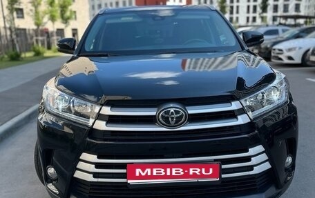 Toyota Highlander III, 2021 год, 4 650 000 рублей, 2 фотография