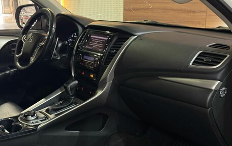 Mitsubishi Pajero Sport III рестайлинг, 2017 год, 2 695 900 рублей, 7 фотография