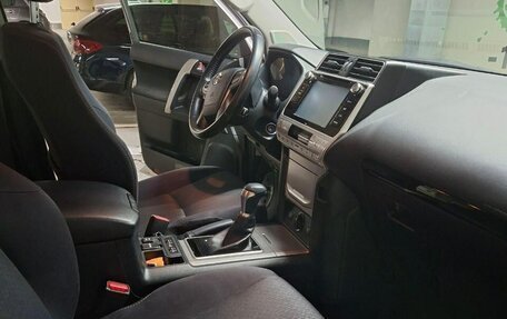 Toyota Land Cruiser Prado 150 рестайлинг 2, 2019 год, 5 800 000 рублей, 23 фотография