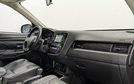 Mitsubishi Outlander III рестайлинг 3, 2017 год, 2 050 000 рублей, 11 фотография
