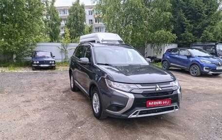 Mitsubishi Outlander III рестайлинг 3, 2022 год, 2 600 000 рублей, 1 фотография