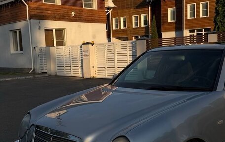 Mercedes-Benz E-Класс, 1998 год, 590 000 рублей, 1 фотография