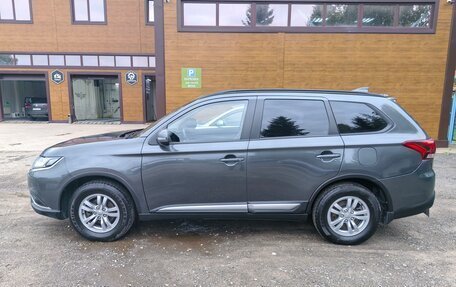 Mitsubishi Outlander III рестайлинг 3, 2022 год, 2 600 000 рублей, 3 фотография