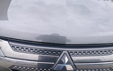 Mitsubishi Outlander III рестайлинг 3, 2022 год, 2 600 000 рублей, 6 фотография