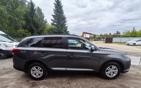 Mitsubishi Outlander III рестайлинг 3, 2022 год, 2 600 000 рублей, 4 фотография