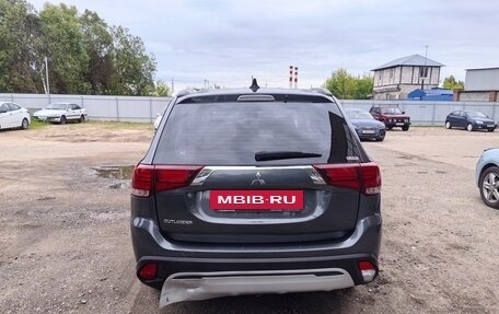 Mitsubishi Outlander III рестайлинг 3, 2022 год, 2 600 000 рублей, 2 фотография