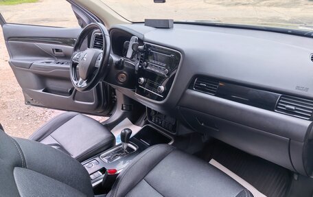 Mitsubishi Outlander III рестайлинг 3, 2022 год, 2 600 000 рублей, 18 фотография