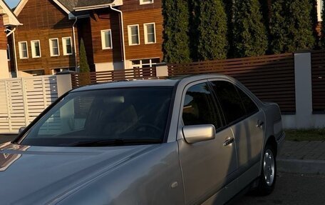 Mercedes-Benz E-Класс, 1998 год, 590 000 рублей, 2 фотография