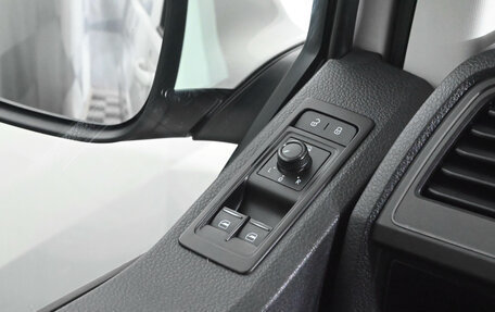 Volkswagen Caravelle T6 рестайлинг, 2019 год, 3 280 000 рублей, 15 фотография