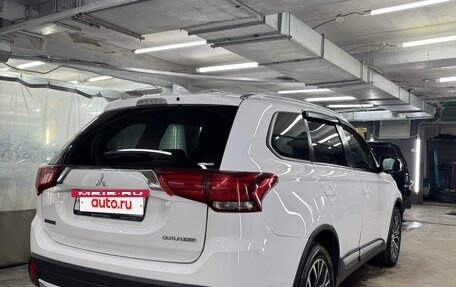 Mitsubishi Outlander III рестайлинг 3, 2018 год, 1 950 000 рублей, 8 фотография