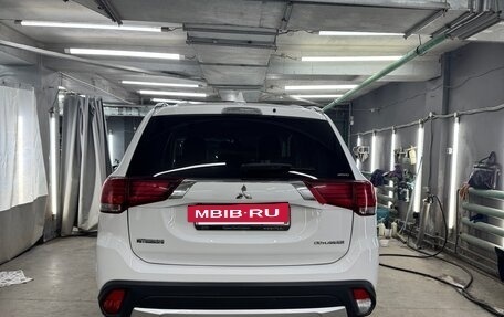 Mitsubishi Outlander III рестайлинг 3, 2018 год, 1 950 000 рублей, 7 фотография