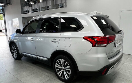 Mitsubishi Outlander III рестайлинг 3, 2020 год, 2 650 000 рублей, 6 фотография