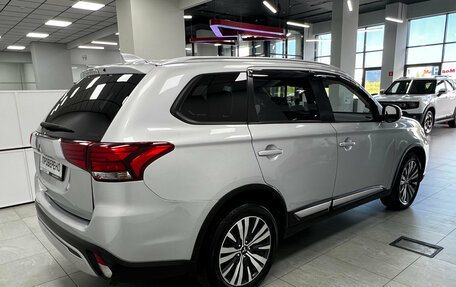 Mitsubishi Outlander III рестайлинг 3, 2020 год, 2 650 000 рублей, 5 фотография