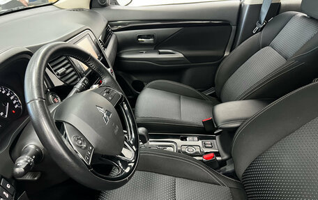 Mitsubishi Outlander III рестайлинг 3, 2020 год, 2 650 000 рублей, 14 фотография