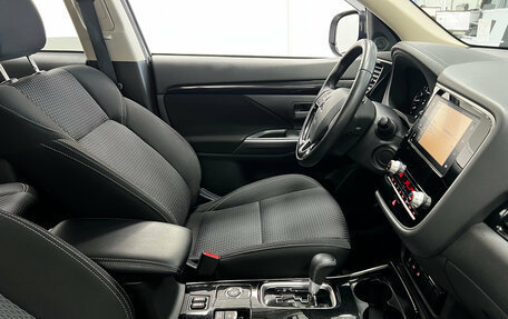 Mitsubishi Outlander III рестайлинг 3, 2020 год, 2 650 000 рублей, 15 фотография