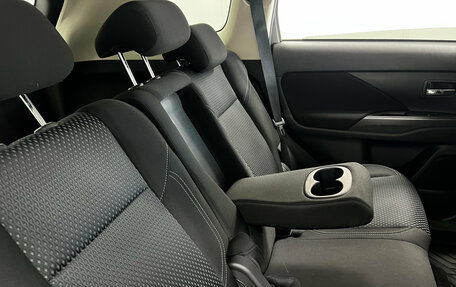 Mitsubishi Outlander III рестайлинг 3, 2020 год, 2 650 000 рублей, 20 фотография