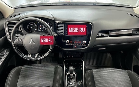 Mitsubishi Outlander III рестайлинг 3, 2020 год, 2 650 000 рублей, 16 фотография