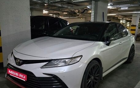 Toyota Camry, 2021 год, 3 550 000 рублей, 2 фотография